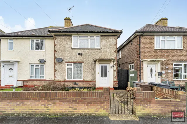 Burns Avenue, Feltham, TW14, photo 1