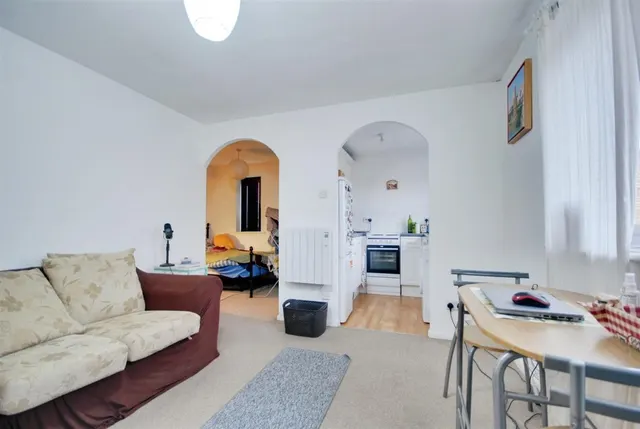 Chiswell Court, Reduced & Chain Free, photo 2