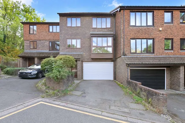 Ashbourne Square, Northwood, HA6, photo 1