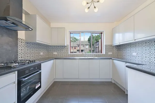 Ashbourne Square, Northwood, HA6, photo 2