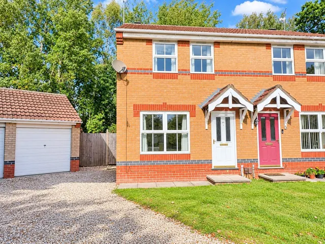 3 bedroom house, Baker Crescent, Doddington Park, LN6