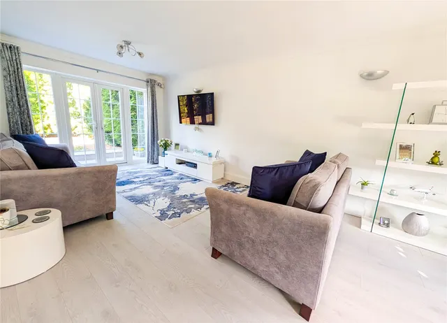 St. Judes Close, Englefield Green, TW20, photo 2