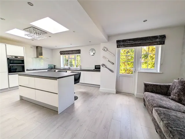 St. Judes Close, Englefield Green, TW20, photo 3