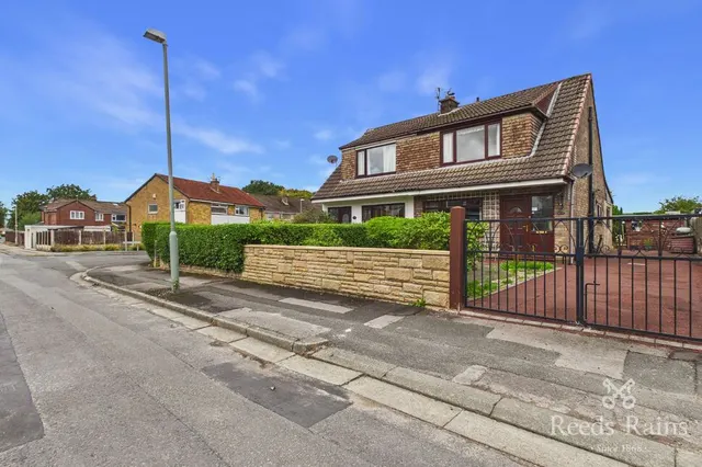 3 bedroom house — Pear Tree Crescent, Walton-le-Dale, Lancashire, PR5