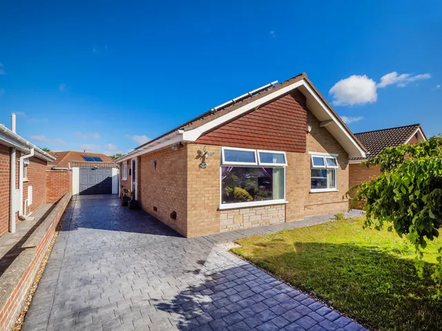 Photo 2 — Crestview Drive, Lowestoft, NR32 4TW
