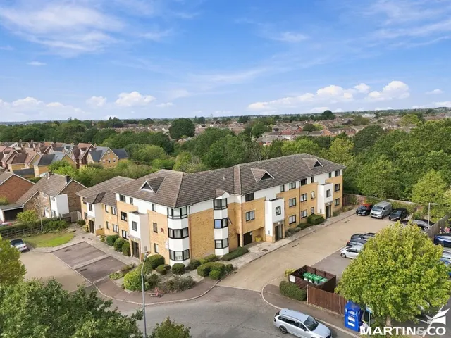 2 bedroom flat — Oasis Court, Chelmsford