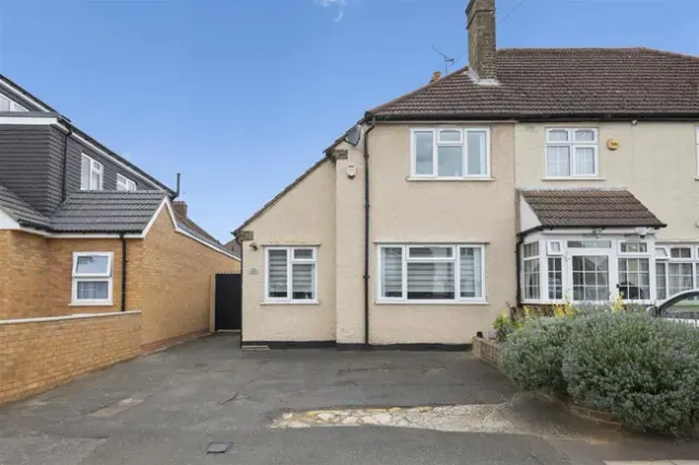 Dawley Avenue, Uxbridge