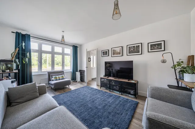 Photo 2 — Huntley Way, Finchampstead, Wokingham, Berkshire, RG40 4PU