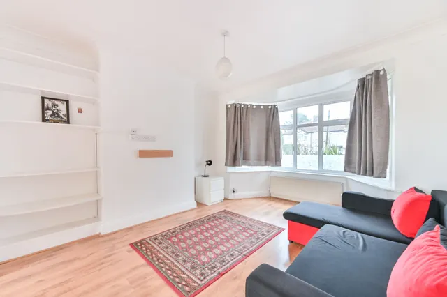 225 Whitton Avenue East, Greenford, photo 1