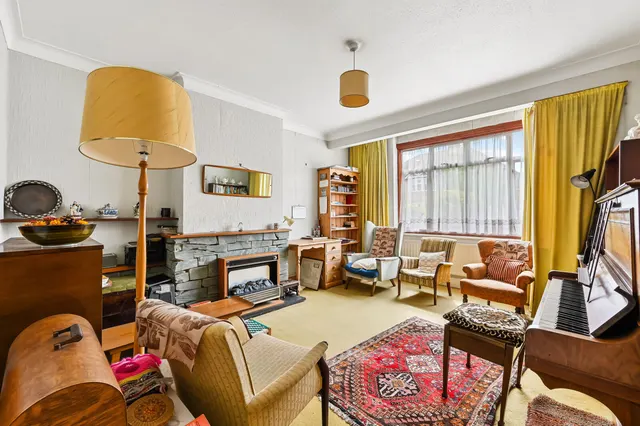 Springfield Avenue, London, SW20, photo 2