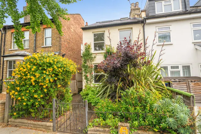 3 bedroom house — Finchley Park, London, N12