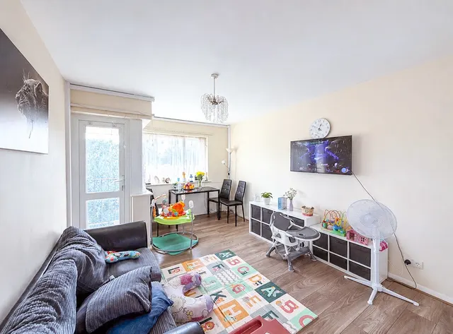 Photo 2 — Northridge Way, Hemel, Watford, HP1