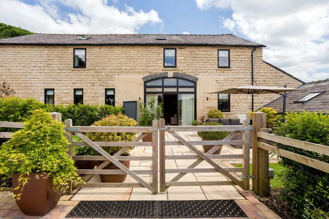 Old Cart Barn 6 Old Dowmans Farm, Coberley, Cheltenham, GL53 9FF, photo 1