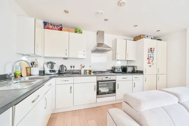 London, NW2, photo 2