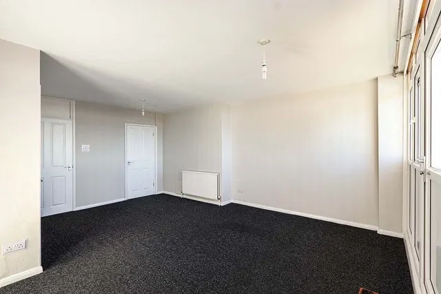 White Thorns Drive, Sheffield, S8, photo 3