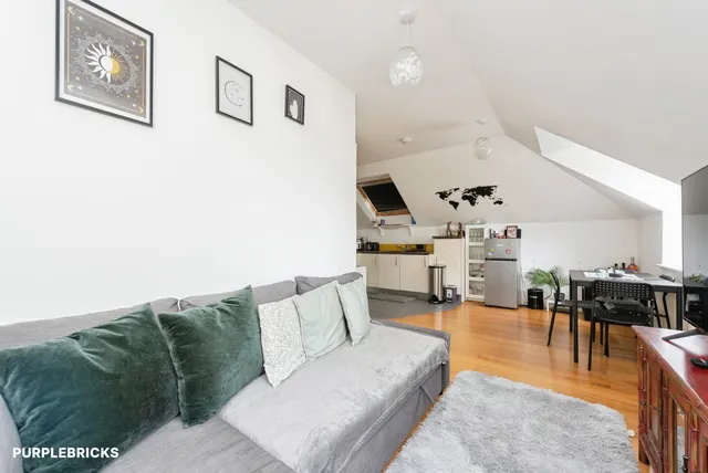 Cottington Road, Feltham, TW13, photo 3