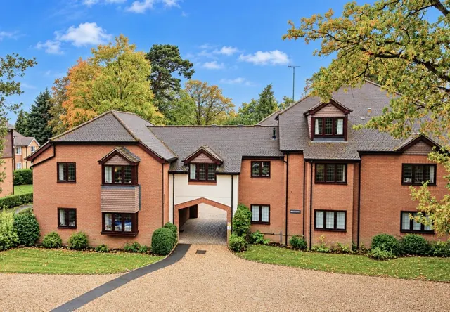 2 bedroom flat, Branksomewood Road, Fleet