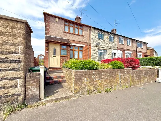 Neville Road, Luton LU3 2JG, photo 1