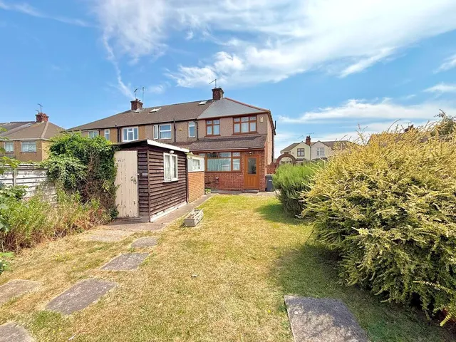 Photo 2 — Neville Road, Luton LU3 2JG