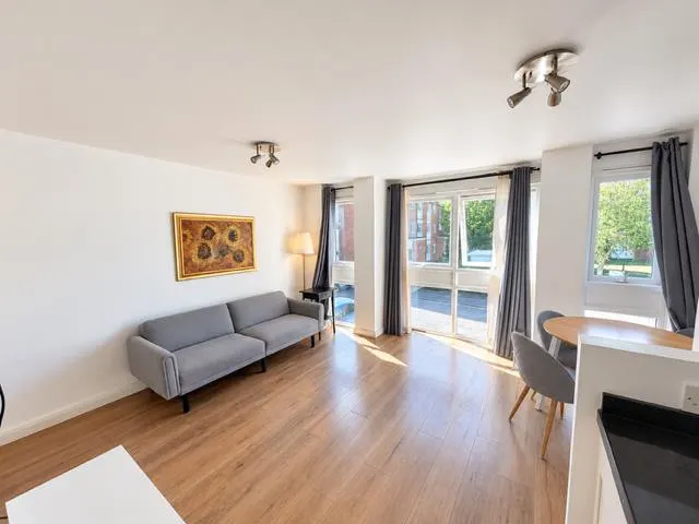 Lovelace Gardens, Surbiton, KT6, photo 1