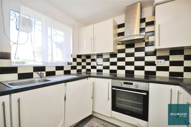 Greenway Close, Friern Barnet, N11, photo 2