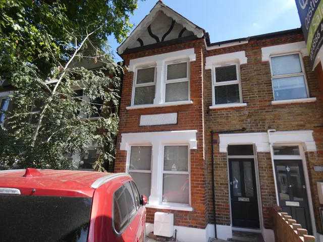 Greenford Avenue, London, W7 1HA, photo 1
