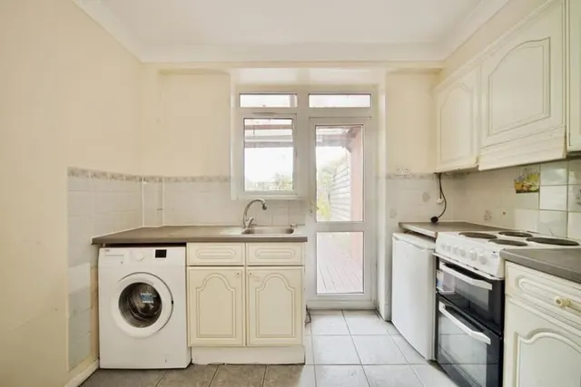 Photo 3 — Stapleton Road, Borehamwood WD6 5BS