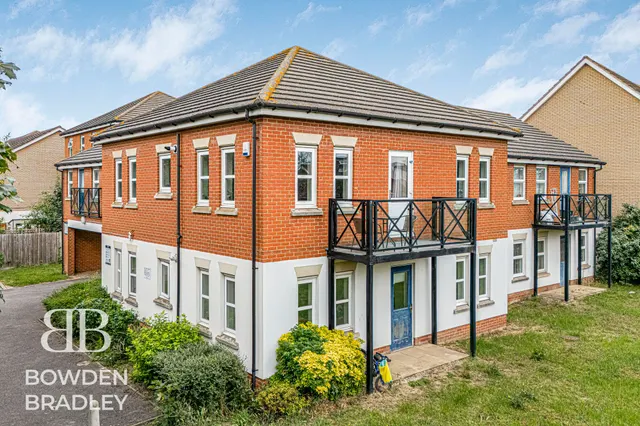 Photo 2 — Glandford Way, Romford, RM6