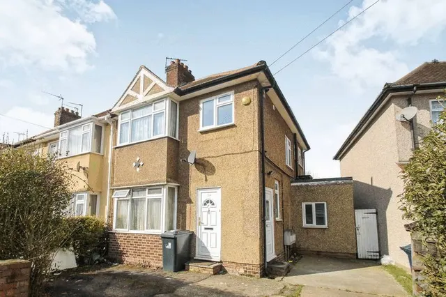Ribblesdale Avenue, Northolt, photo 1