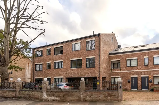 Photo 3 — Golden Manor Hanwell W7