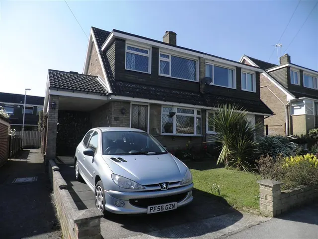 Greenlea Road, LS19, photo 1
