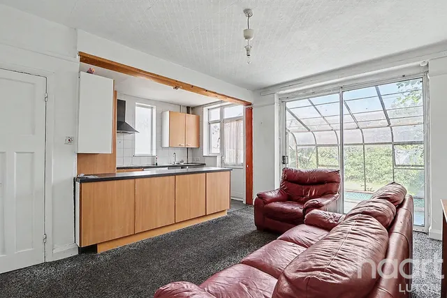 Old Bedford Road, Luton, LU2, photo 3