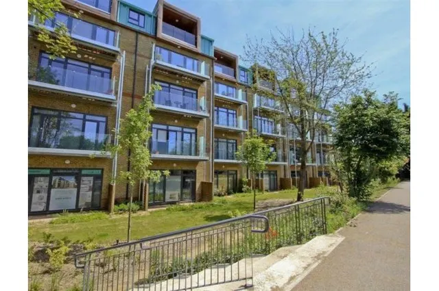 Brindley Place, Uxbridge, UB8, photo 1