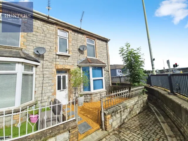 Sunnyside Road, Bridgend, photo 1