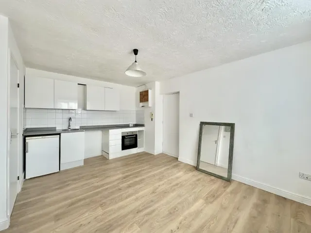 Willenhall Drive, Hayes, UB3 2UX, photo 1