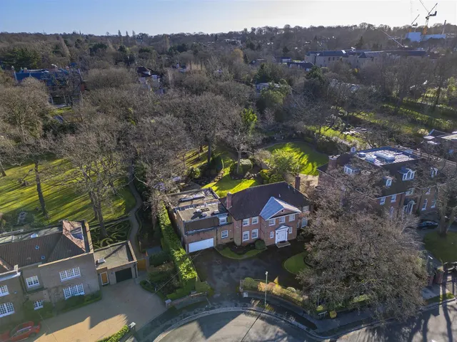 Photo 3 — Winnington Road, Hampstead Garden Suburb, London, N2 0TR