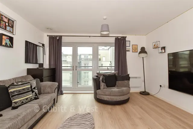 West Green Drive, West Green, RH11, photo 2