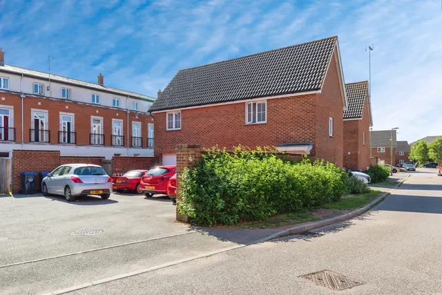Photo 2 — Errington Close, Hatfield