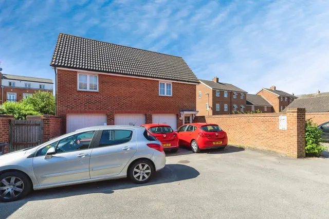 Photo 3 — Errington Close, Hatfield