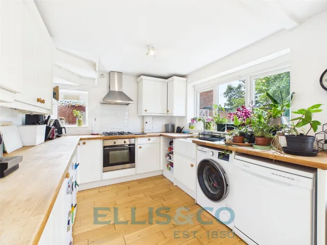 Mount Avenue, Yalding, ME18, photo 1