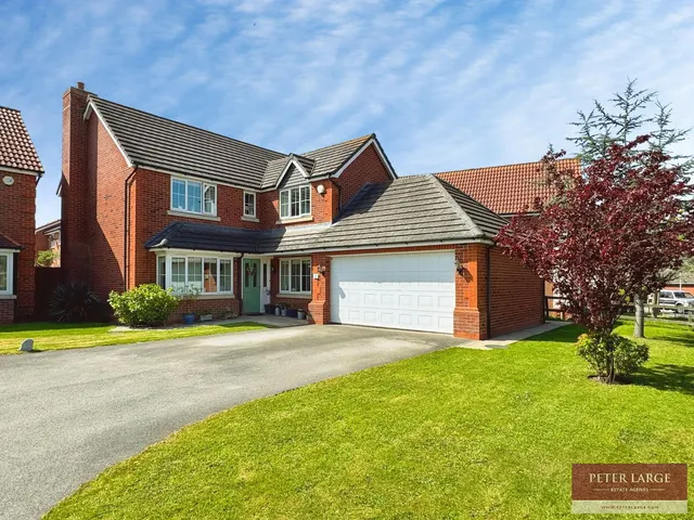Ffordd Aberkinsey, Rhyl, Denbighshire, LL18 4FB, photo 1