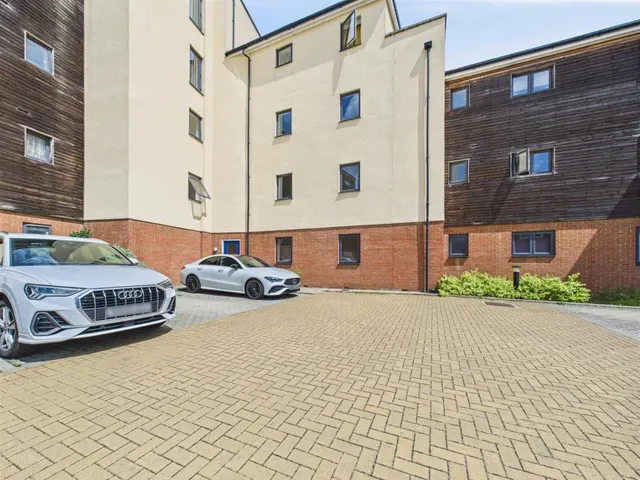 Quercetum Close, Aylesbury, photo 1
