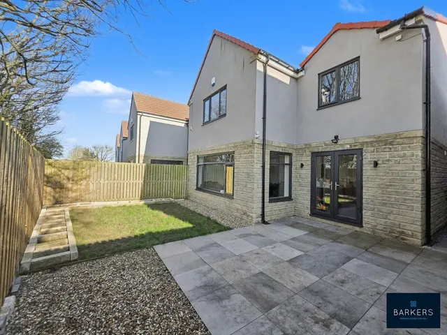 Highmoor Lane, Cleckheaton BD19 6LW, photo 1