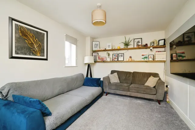 Photo 3 — Wheatfield Drive, Witney
