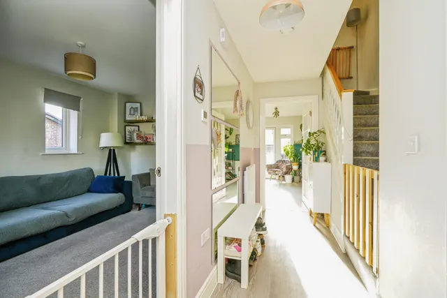 Photo 2 — Wheatfield Drive, Witney