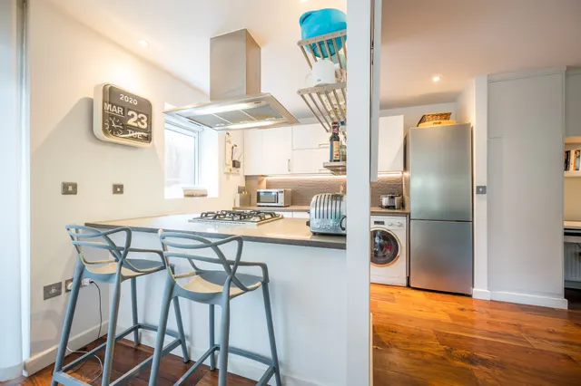 Photo 3 — Flat 1, 58 Goldsmiths Row, London