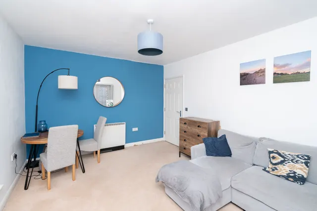 Photo 2 — 21 Moorview House, Selden Hill, Hemel Hempstead