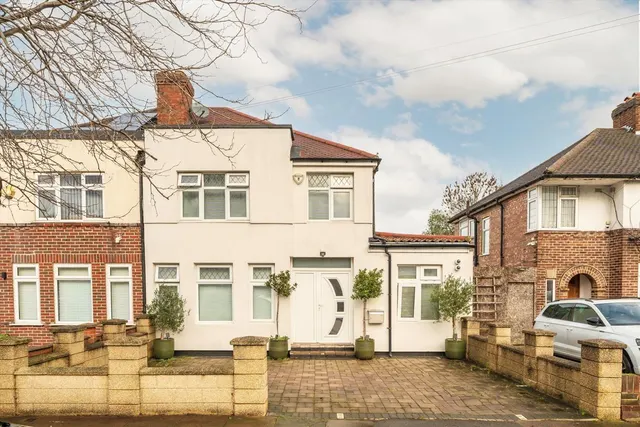 Barmouth Avenue, UB6, photo 1