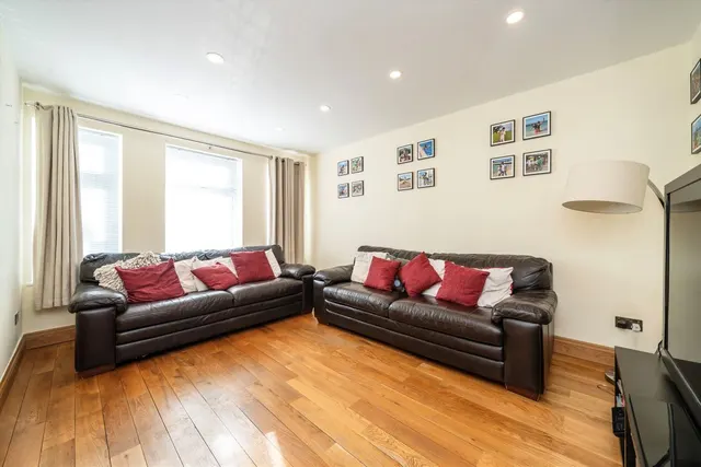 Barmouth Avenue, UB6, photo 2