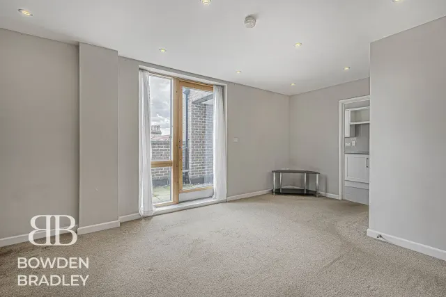 High Road, Regnas Heights, IG1, photo 1